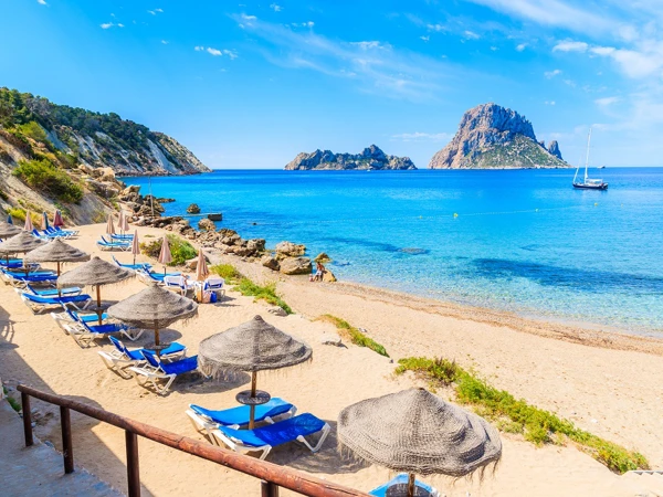 Plage avec transat et mer en Espagne
